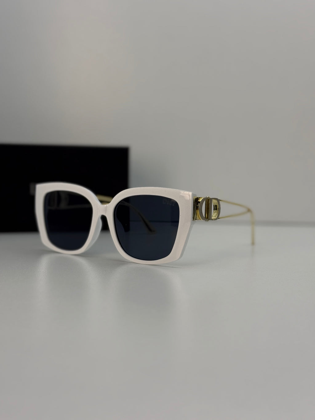 Dior 30Montaigne Square Sunglasses – Ivory White / Blue Lens