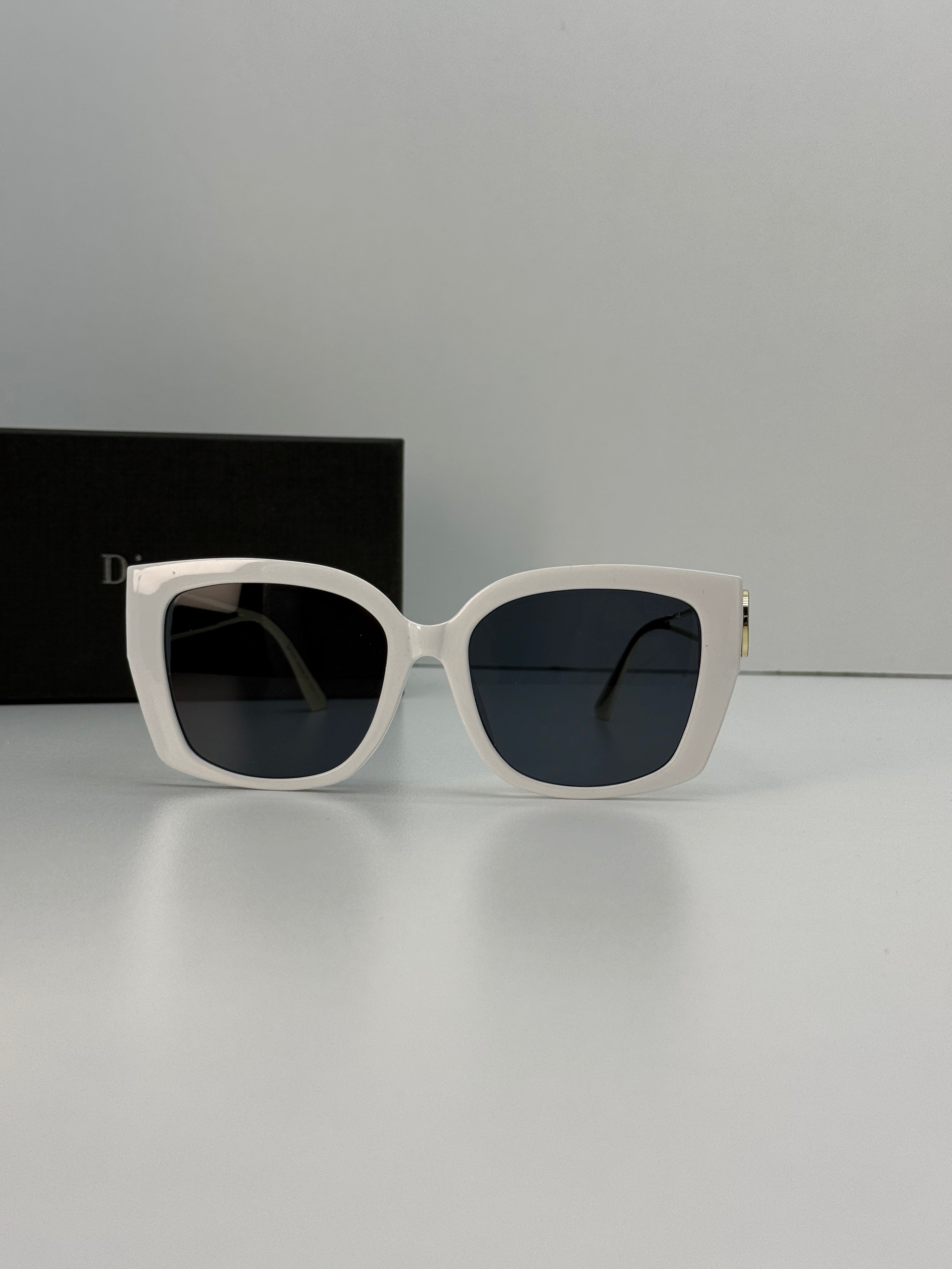 Dior 30Montaigne Square Sunglasses – Ivory White / Blue Lens