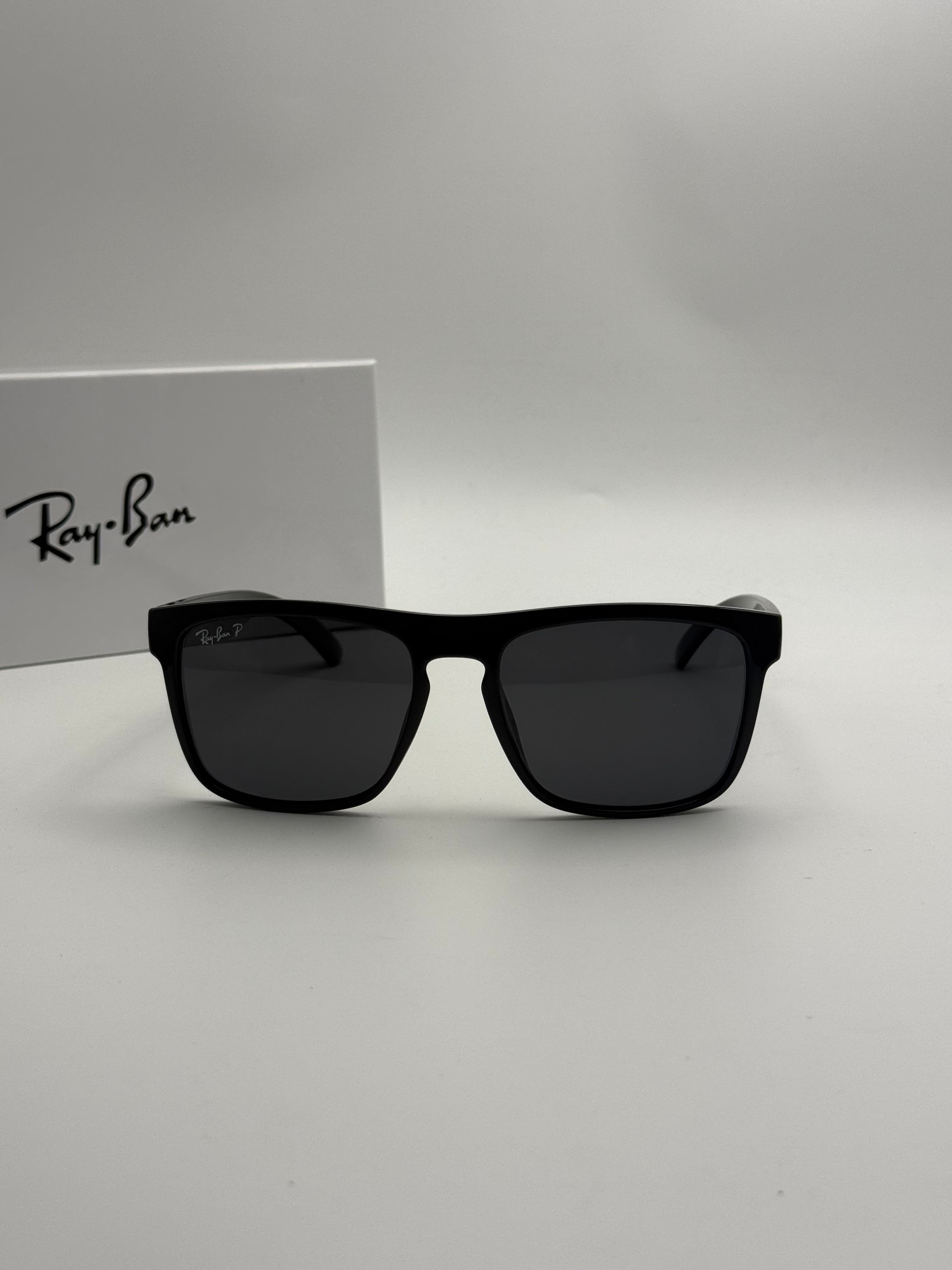 Ray-Ban Justin Sunglasses – Glossy Black Frame / Polarized Dark Grey Lenses